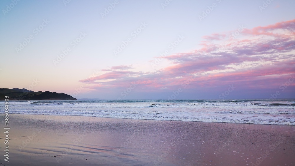 Obraz premium Beach reflects evening sky