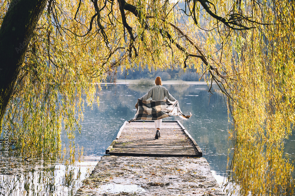 Φωτογραφία Woman enjoying of beauty autumn season in nature outdoor