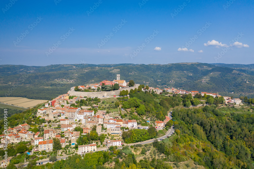 Das Dorf Motovun in der Region Istrien in Kroatiens liegt auf einem steilen Hügel über dem Tal der Mirna