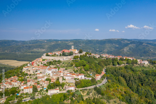 Das Dorf Motovun in der Region Istrien in Kroatiens liegt auf einem steilen H  gel   ber dem Tal der Mirna