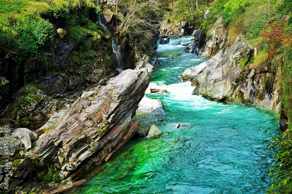 Φωτογραφία Verzasca Fluss Staudamm (220m) hoch über Locarno/Tessin Schweiz