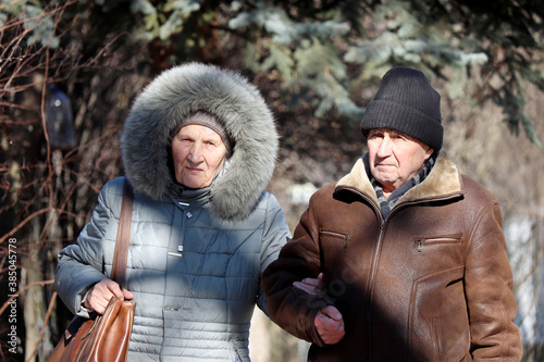 Canvas Print Senior couple walking in autumn park