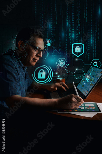 Hombre desarrollando Ciber seguridad photo