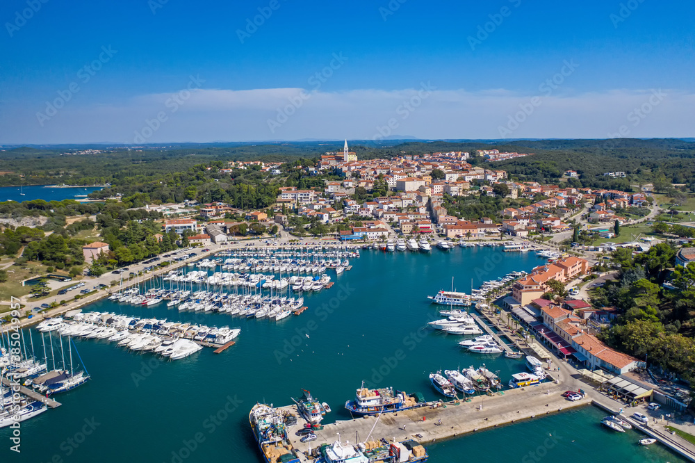 Aussicht auf die Marina von Novigrad mit der Stadt im Hintergrund. Novigrad liegt in der Region Istrien in Kroatien