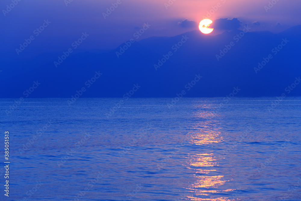 弓ケ浜から大山を望む日の出