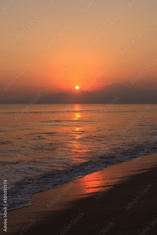 Fototapeta premium 弓ケ浜から大山を望む日の出