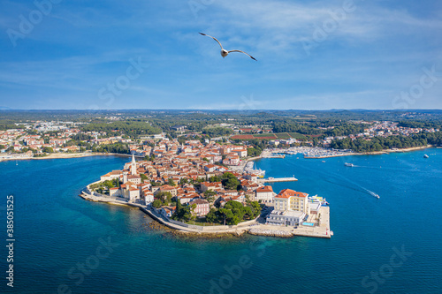 Die Altstadt von Porec in Kroatien aus der Luft fotografiert