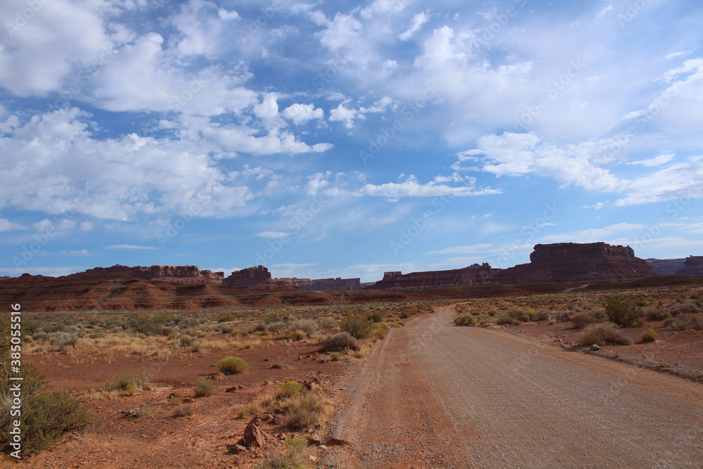 Naklejka premium Scenic drive with a gorgeous southwest desert landscape featuring canyons and sandstone buttes in Valley of the Gods, Utah