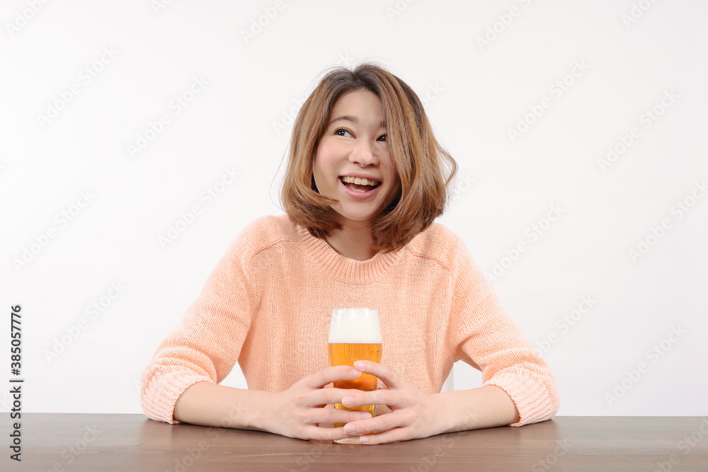 ビールを飲む女性 ビールを飲む女性