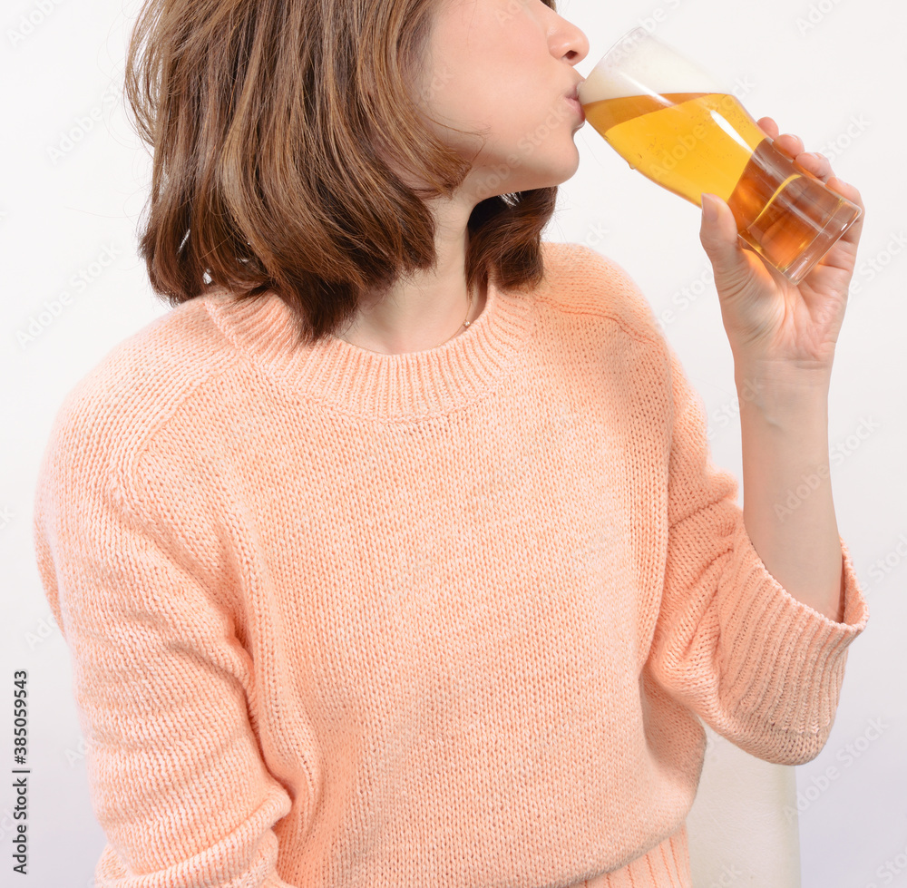 Fototapeta premium ビールを飲む若い女性