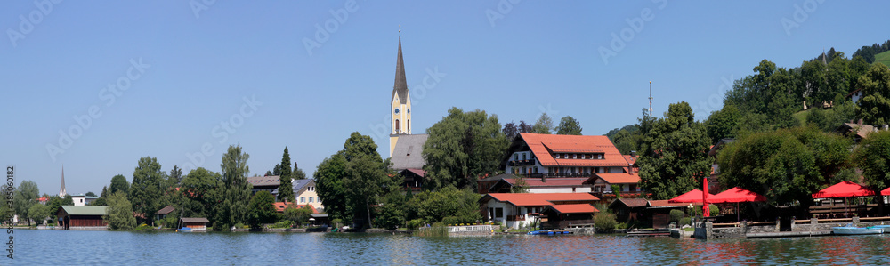 Fototapeta premium Schliersee mit Ort in den Bayerischen Alpen, Landkreis Miesbach, Bayern, Deutschland, Europa, Panorama