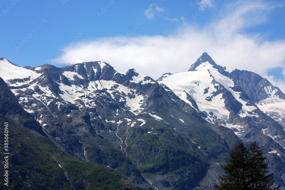 Großglockner mit Schnee im Sommer, höchster Berg Österreich, Europa