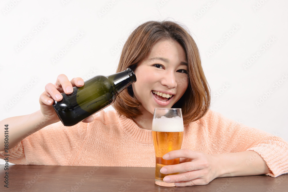 ビールを注ぐ若い女性 ビールを注ぐ若い女性