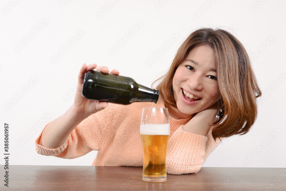 ビールを飲む若い女性