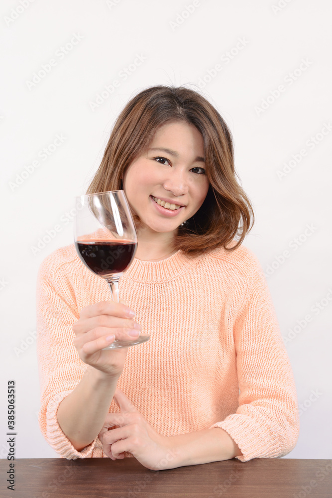 ワインを飲む女性