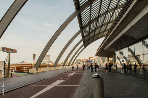 Fototapeta Naklejka Na Ścianę i Meble -  Backside of the Amsterdam train station with the river next to it