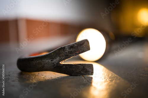 Symbolbild Einbruch, Taschenlampe mit Brechstange