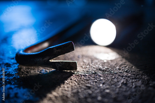 Symbolbild Einbruch, Taschenlampe mit Brechstange photo