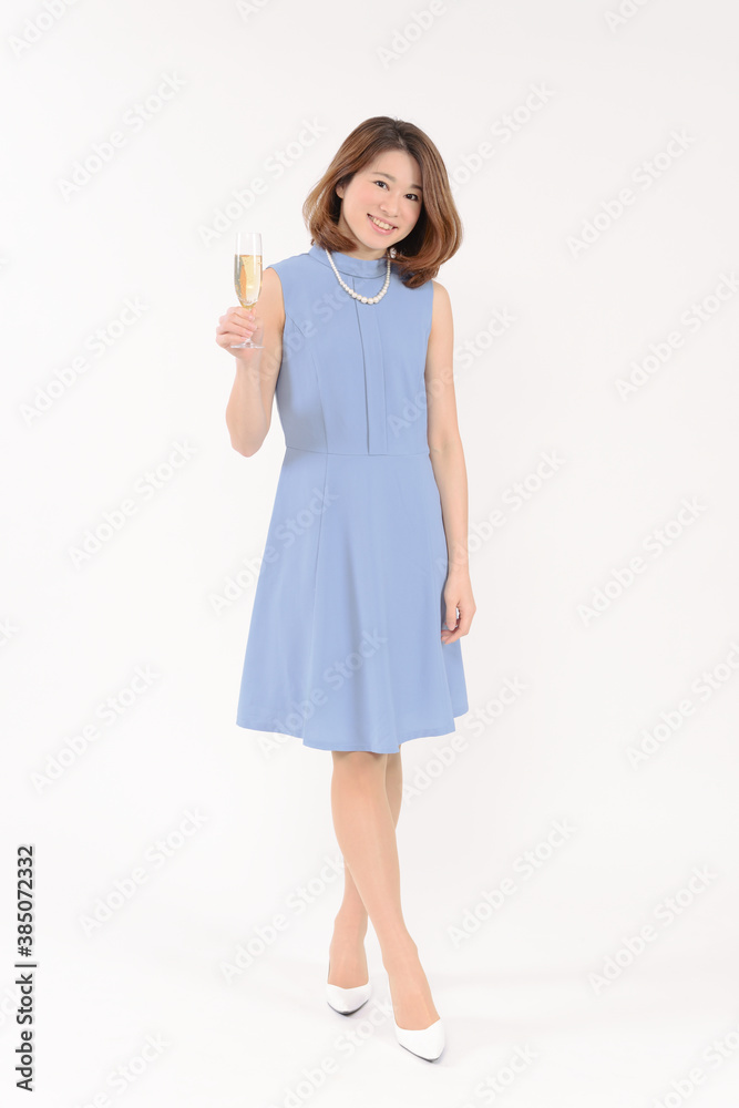 シャンパンを飲む若い女性 シャンパンを飲む若い女性