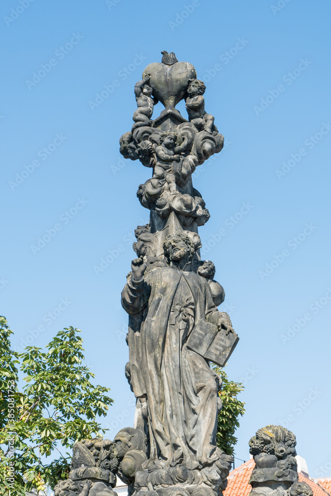 Statue Kajetan von Thiene auf der Karlsbrücke in Prag