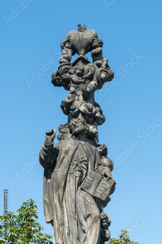 Statue Kajetan von Thiene auf der Karlsbrücke in Prag