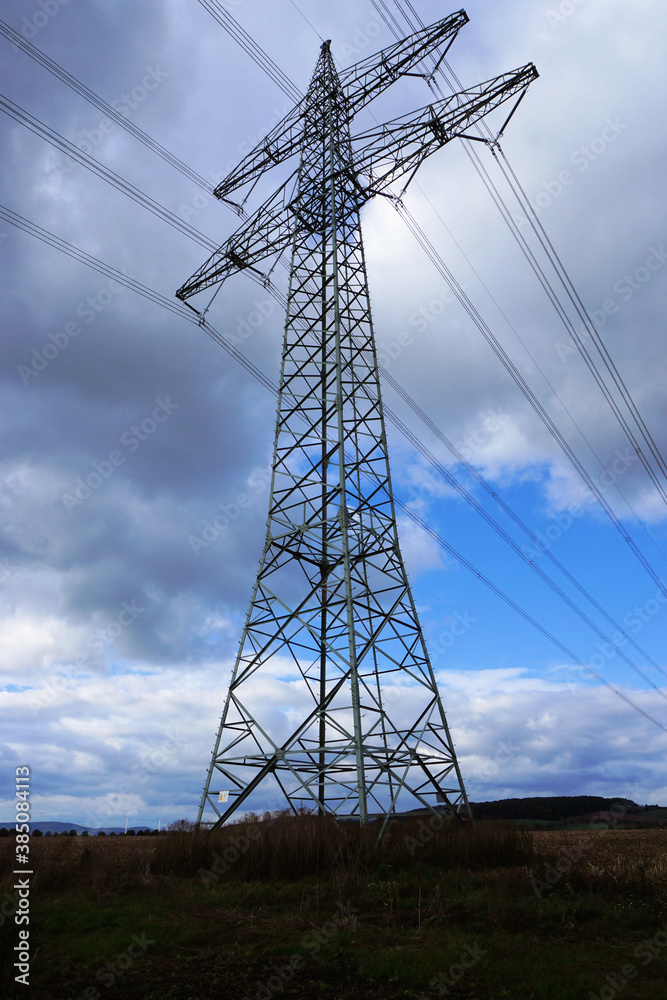 Strommast der Südlink Trasse die sich noch im Bau befindet und den grünen Strom von Nord nach Süddeutschland bringen soll Strommast der Südlink Trasse die sich noch im Bau befindet und den grünen Strom von Nord nach Süddeutschland bringen soll