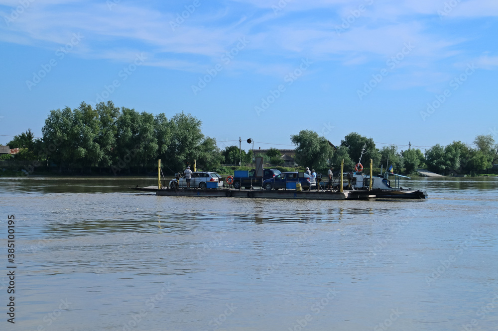 Gabarra transportando coches y personas de una orilla a otra. Delta del Danubio en el pueblo de Nufaru, Rumanía. Transporte de una orilla a la otra en el ramal de San Jorge del río Danubio.