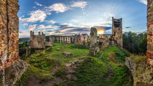 Obraz na płótnie The Ruin of Zvířetice Castle located near Mlada Boleslav w salonie