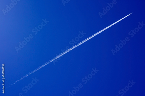 青空の飛行機雲