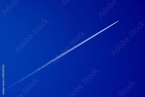 青空の飛行機雲