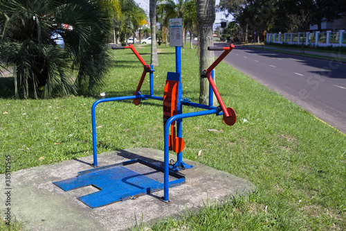 Aparelho para exercício físico em um parque da cidade