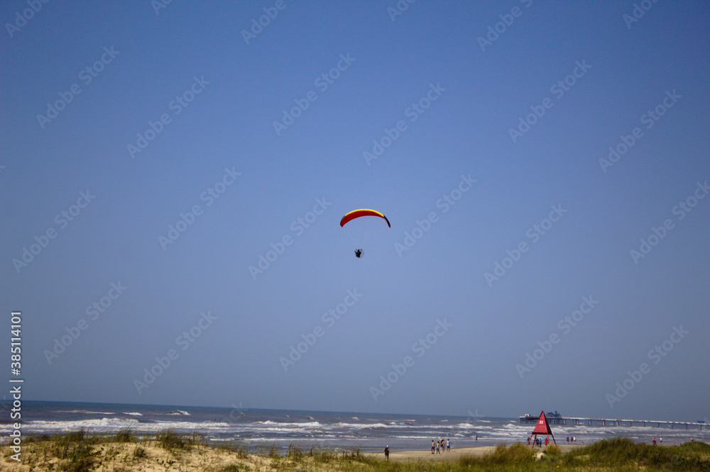 Parapente motorizado voando com o fundo do céu azul Parapente motorizado voando com o fundo do céu azul