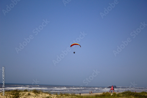 Parapente motorizado voando com o fundo do céu azul