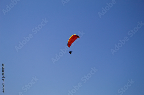 Parapente motorizado voando com o fundo do céu azul