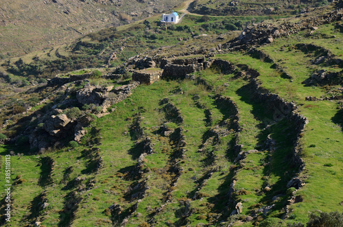 pueblos blancos de las islas ciclades de Grecia, a orillas del mar Mediterraneo photo