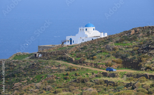 pueblos blancos de las islas ciclades de Grecia , a orillas del mar Mediterraneo