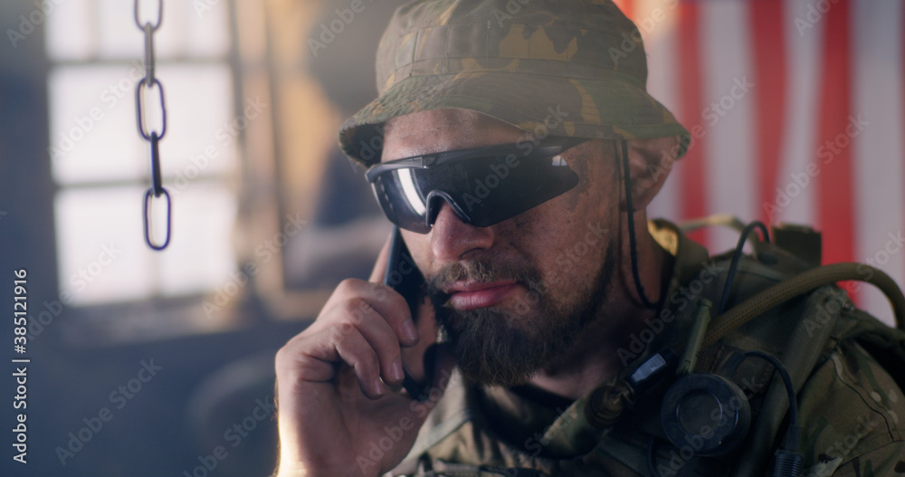 Obraz premium American soldier speaking on smartphone