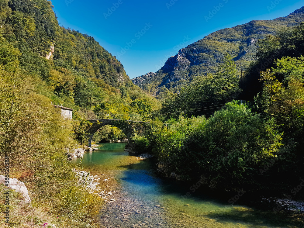 Flussbett mit einer Steinbrücke in der Toskana