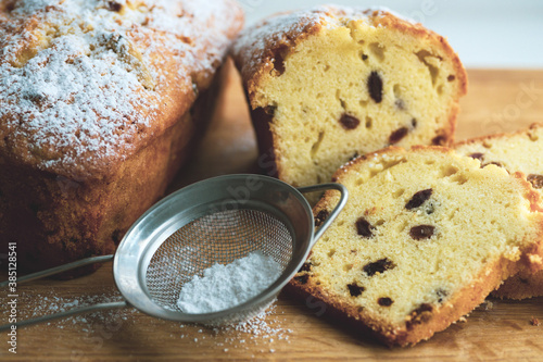 Fotografi close-up. delicious dried fruit cake sliced. dried fruitcake.