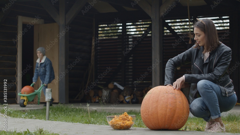 Fototapeta premium Family preparing for halloween