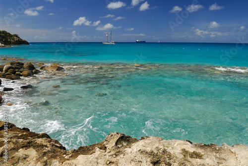 Fototapeta Naklejka Na Ścianę i Meble -  View of Caribbean Sea from Little Bay St Maarten