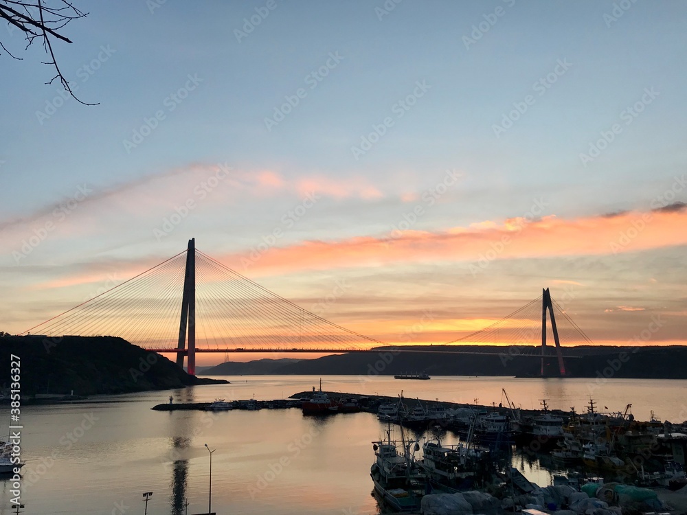 Obraz premium Istanbul Yavuz Sultan Selim bridge at sunset