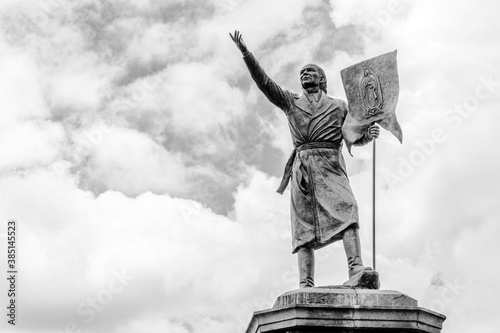 Miguel Hidalgo estatua de la independencia de México en septiembre con la virgen de guadalupe