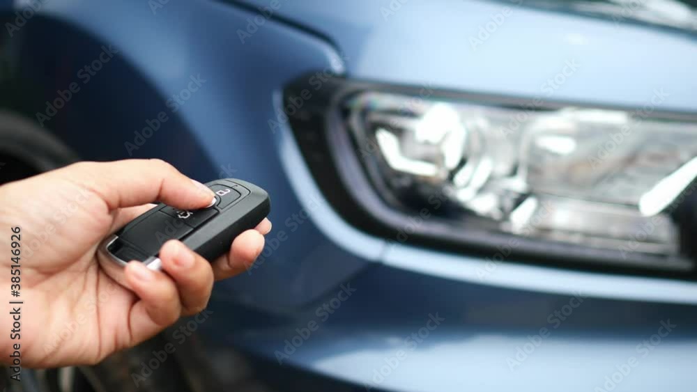 The new car key is pressed to lock the car automatically. The new car key is pressed to lock the car automatically.