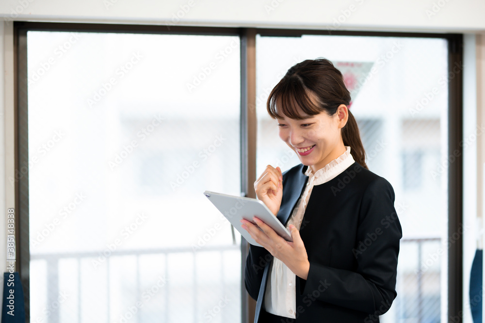 ビジネス女性【笑う】