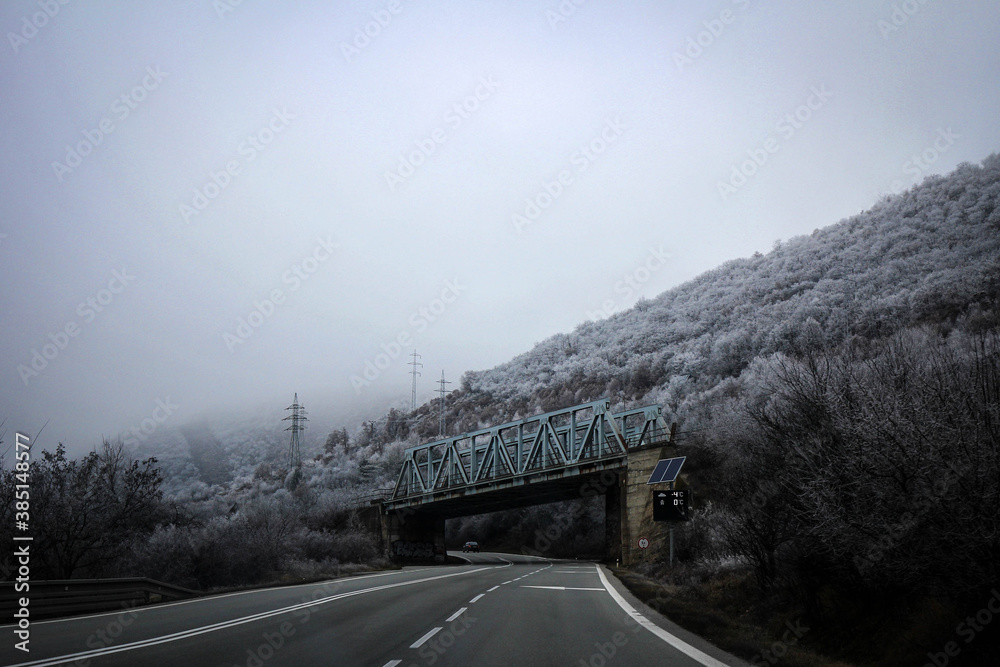 Φωτογραφία Winter road view by misty morning, Tatras mountains region, Slovakia