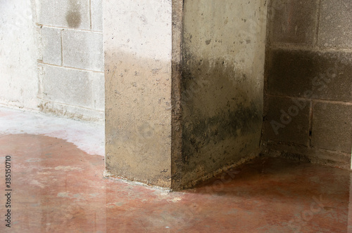 Billede på lærred Damage to a concrete column from water in the basement