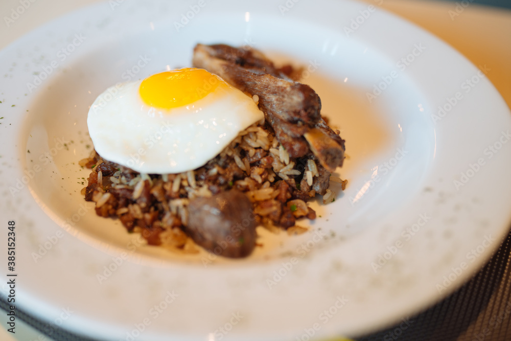 Arroz carretero com costelinha de porco e ovo Arroz carretero com costelinha de porco e ovo