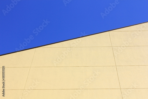 倉庫のALC外壁と青空