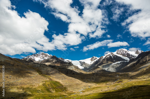 Nevado con cielo azul en los andes del Perú